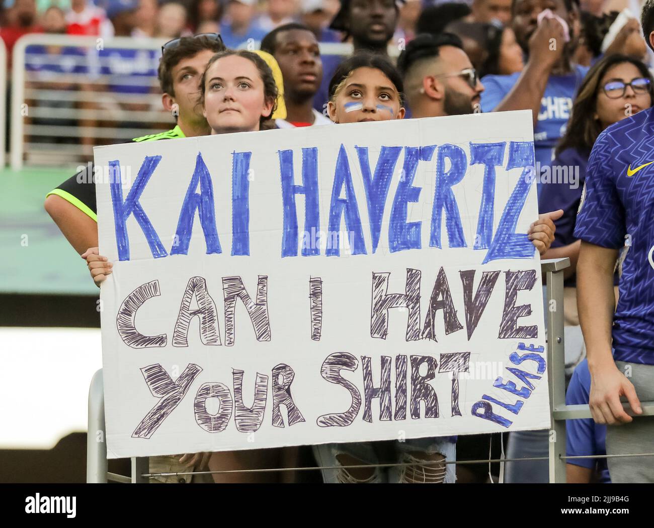 23. Juli 2022: Fans halten am 23. Juli 2022 im Camping World Stadium in Orlando, FL, ein Schild beim Fußballspiel der Florida Cup Series Arsenal gegen den FC Chelsea. (Bild: © Cory Knowlton/ZUMA Press Wire) Stockfoto