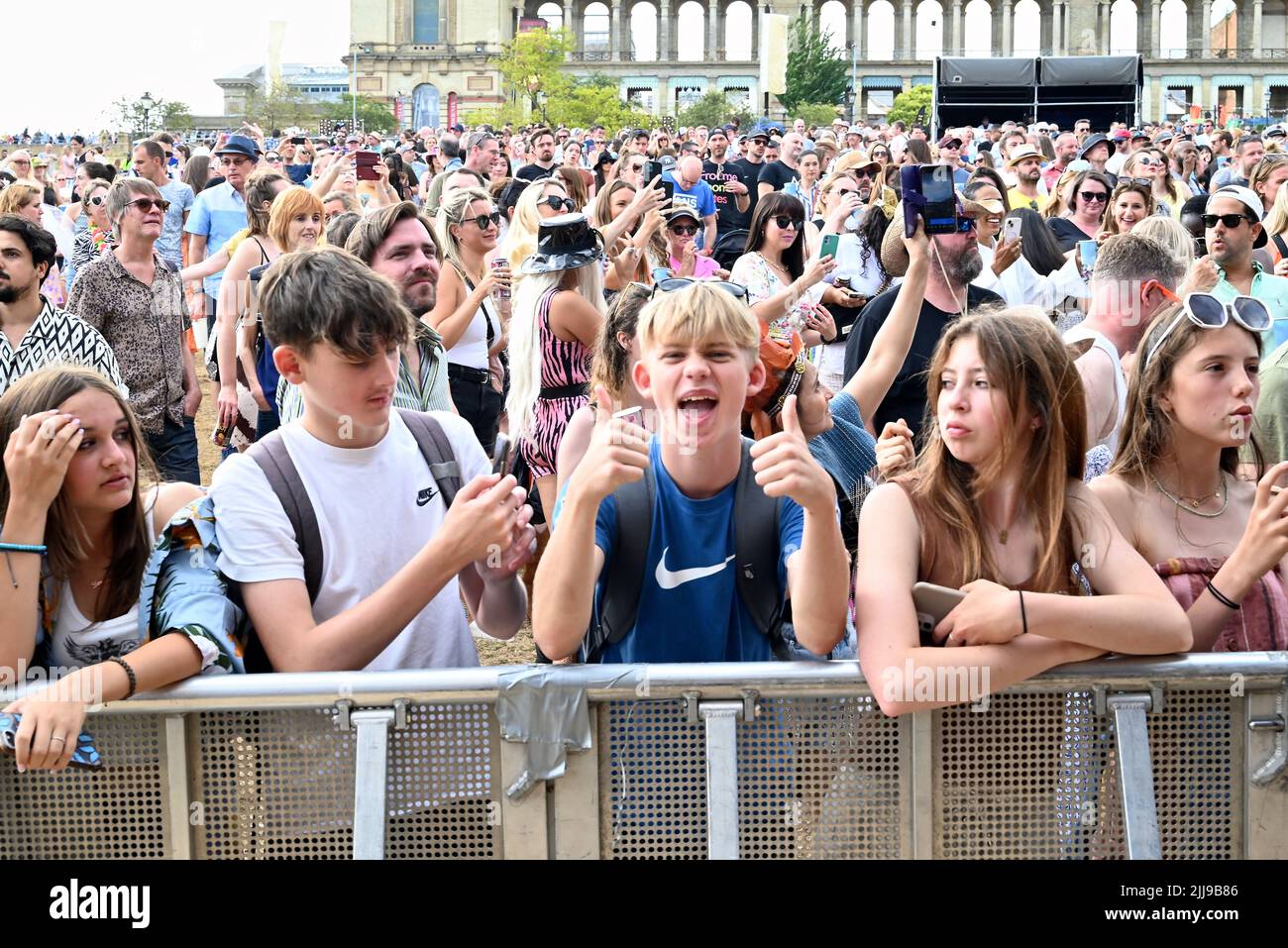 Gestern feierte das Kaleidoscope Festival von Alexandra Palace sein drittes Jahr mit einem Line-Up, das Orbital, Happy Mondays, Charlotte Church’s Late Night Pop Dungeon, David Rodigan MBE und The Magic Numbers und DJ Sets von Crazy P Soundsystem, Craig Charles, DJ Yoda, Zero 7 und PBR Streetgang umfasst. Auf der Comedy-Bühne gab es Auftritte von Dom Joly, Jessica Fostekew, Ed Byrne, Huge Davies und Sindhu Vee. Vor dem Hintergrund bietet sich ein atemberaubender Blick über die ganze Stadt, eine riesige Parklandschaft zum Erkunden sowie Zugang zu einigen der versteckten Ecken des berühmten Palastes. Stockfoto