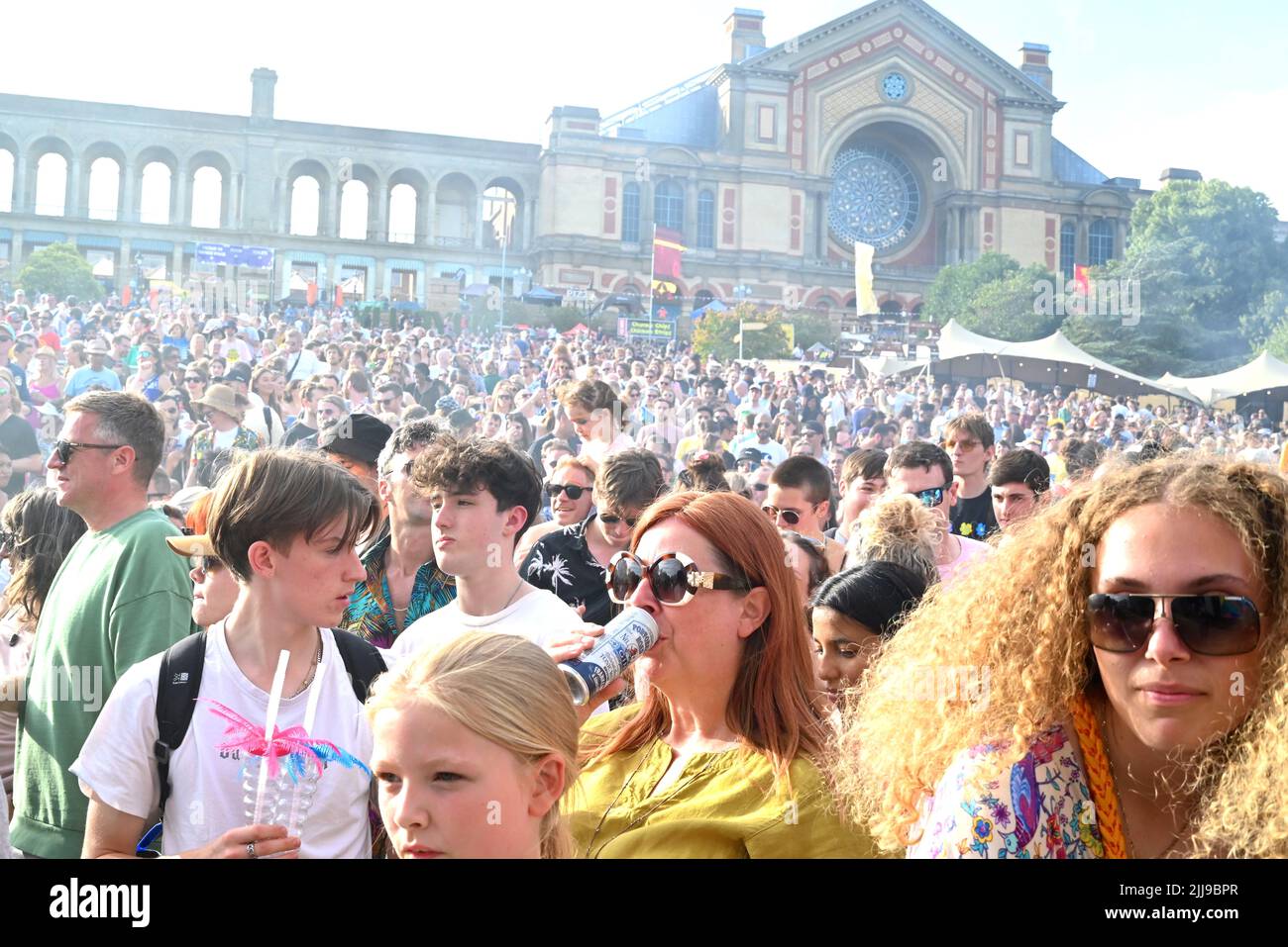 Gestern feierte das Kaleidoscope Festival von Alexandra Palace sein drittes Jahr mit einem Line-Up, das Orbital, Happy Mondays, Charlotte Church’s Late Night Pop Dungeon, David Rodigan MBE und The Magic Numbers und DJ Sets von Crazy P Soundsystem, Craig Charles, DJ Yoda, Zero 7 und PBR Streetgang umfasst. Auf der Comedy-Bühne gab es Auftritte von Dom Joly, Jessica Fostekew, Ed Byrne, Huge Davies und Sindhu Vee. Vor dem Hintergrund bietet sich ein atemberaubender Blick über die ganze Stadt, eine riesige Parklandschaft zum Erkunden sowie Zugang zu einigen der versteckten Ecken des berühmten Palastes. Stockfoto