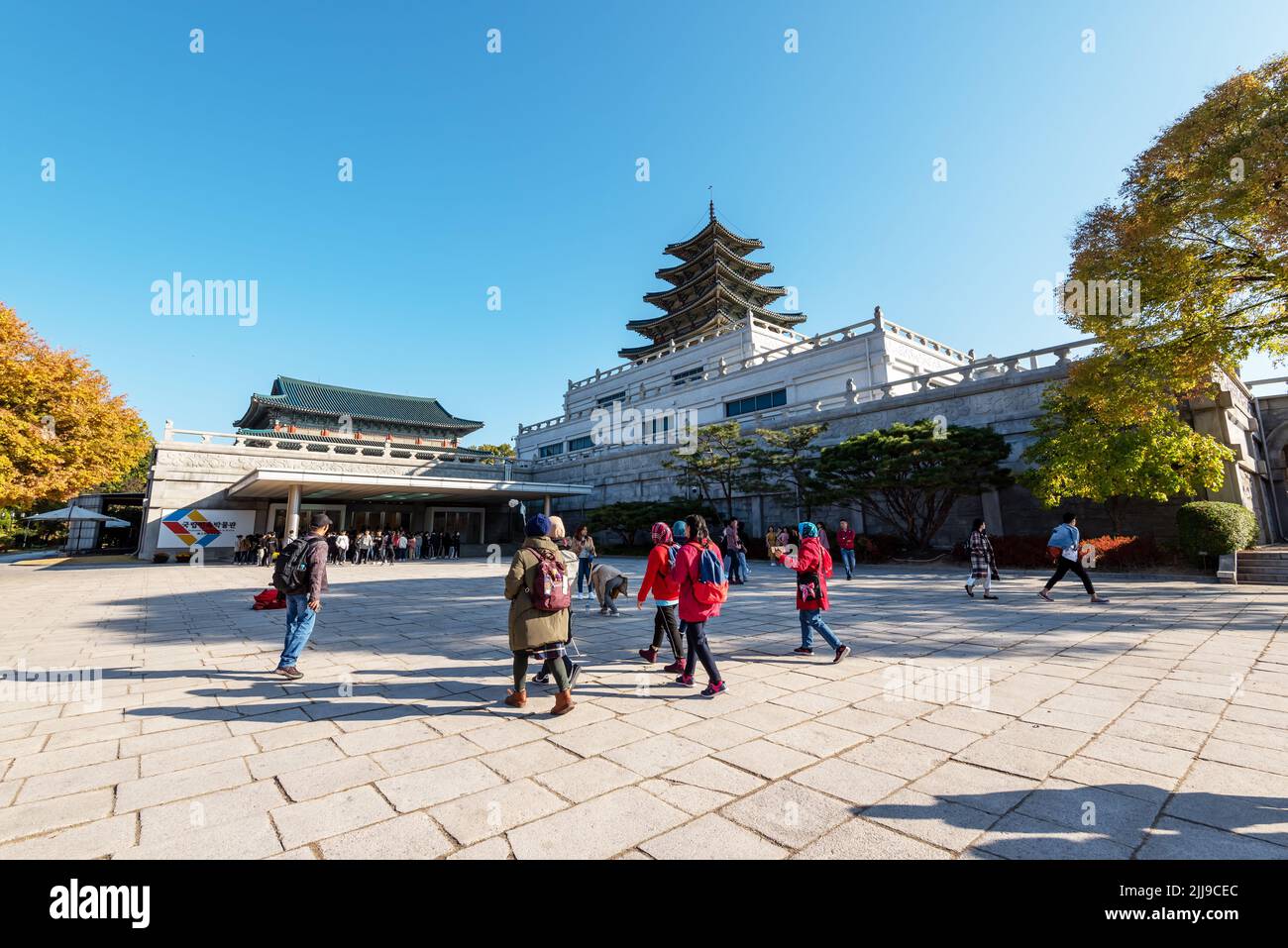 Seoul, Südkorea - 04. November 2019: Tourist im nationalen Volksmuseum von korea in Seoul ist das Volksmuseum ein Museum, das das tägliche Leben darstellt Stockfoto
