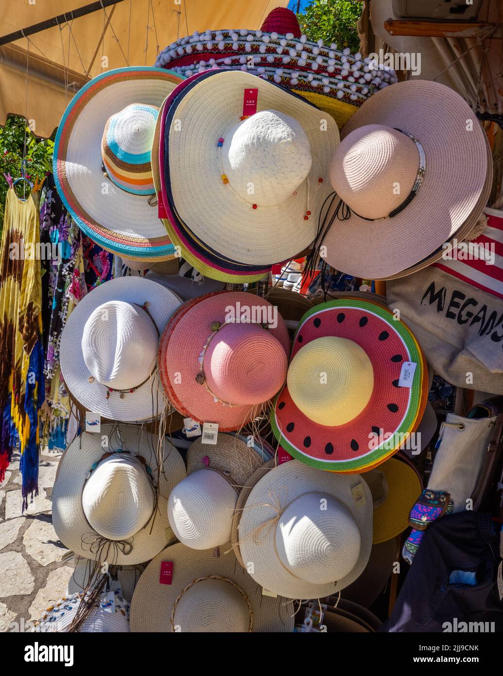 Auswahl an Hüten in einem griechischen Touristenladen auf den Ionischen Inseln in Griechenland Stockfoto