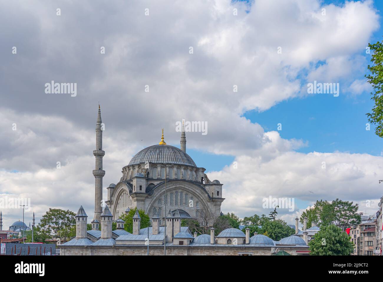ISTANBUL, TÜRKEI - MAI 19,2022: Ansicht der Nuruosmaniye Moschee, einer architektonisch bedeutenden osmanischen Moschee, die 1755 fertiggestellt wurde. Stockfoto