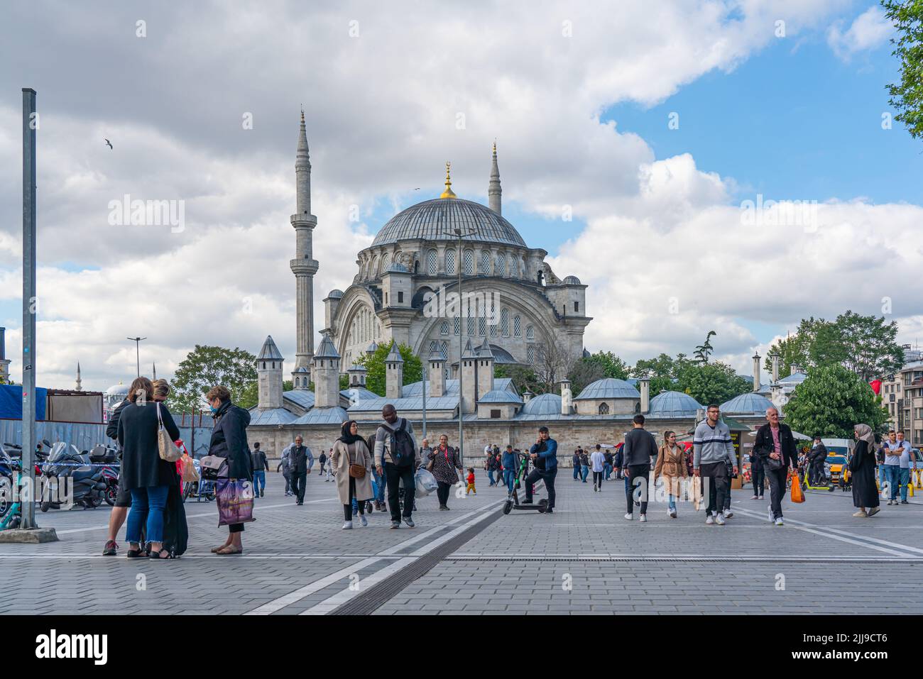 ISTANBUL, TÜRKEI - MAI 19,2022: Ansicht der Nuruosmaniye Moschee, einer architektonisch bedeutenden osmanischen Moschee, die 1755 fertiggestellt wurde. Stockfoto