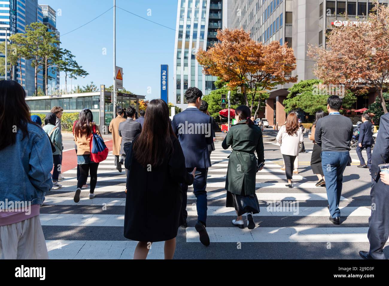 Seoul, Südkorea - 04. November 2019: Straßenszene im Stadtteil Yeouido. Es ist ein Hauptquartier der Finanz- und Investmentbanken in Seoul. Stockfoto