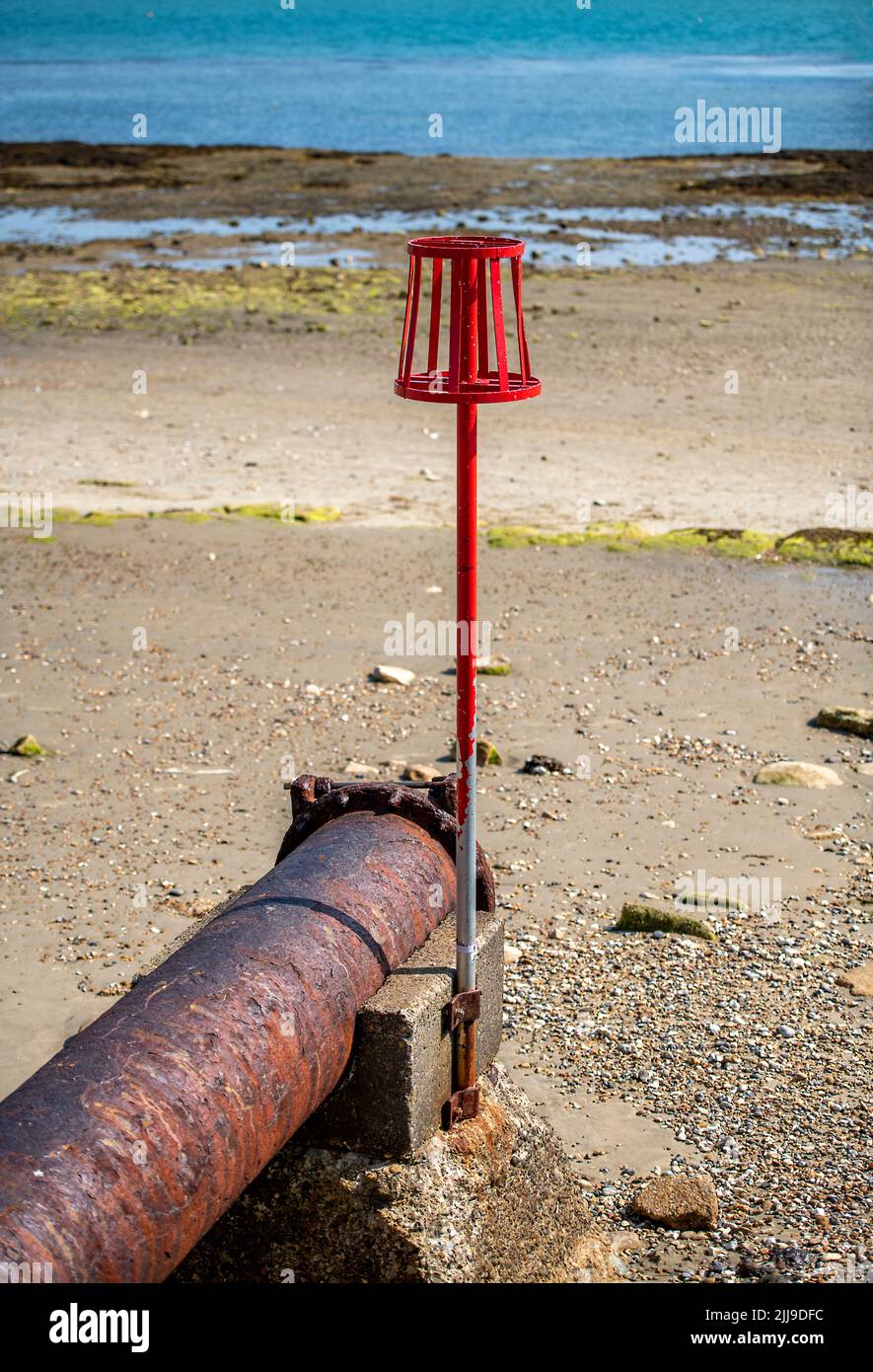 Abwasserkanalisation am Strand auf der Insel wight bei bembridge, Abflussrohr ins Meer am Strand, Leitung von Abwasserkanalisation ins Meer. Stockfoto