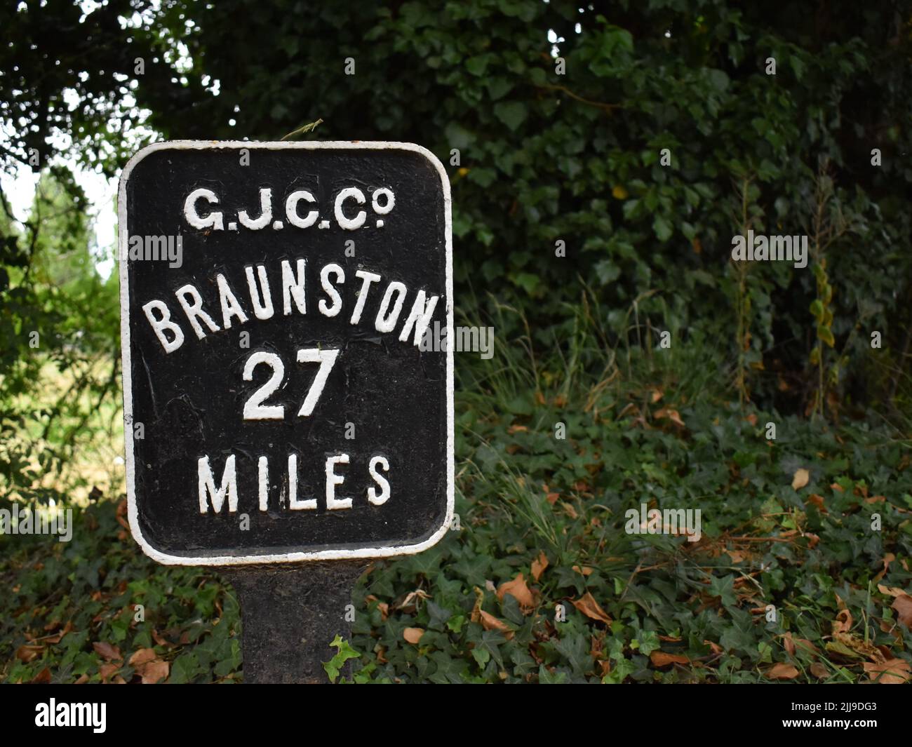 Schild: 'GJC Co Braunston 27 Meilen' mit Kopierplatz. Die Grand Junction war der ursprüngliche Name des Grand Union Canal von London nach Braunston. Stockfoto
