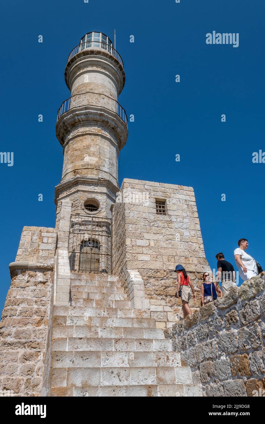 Der historische Leuchtturm am Eingang zum Hafen oder Hafen von chania auf der griechischen Insel kreta, Touristen besuchen die Stadt chania auf kreta. Stockfoto