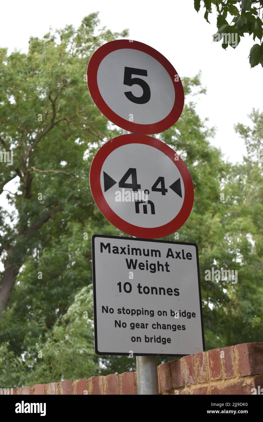 Schild an der Brücke: 'Kein Anhalten an der Brücke, keine Gangwechsel an der Brücke'. Stockfoto