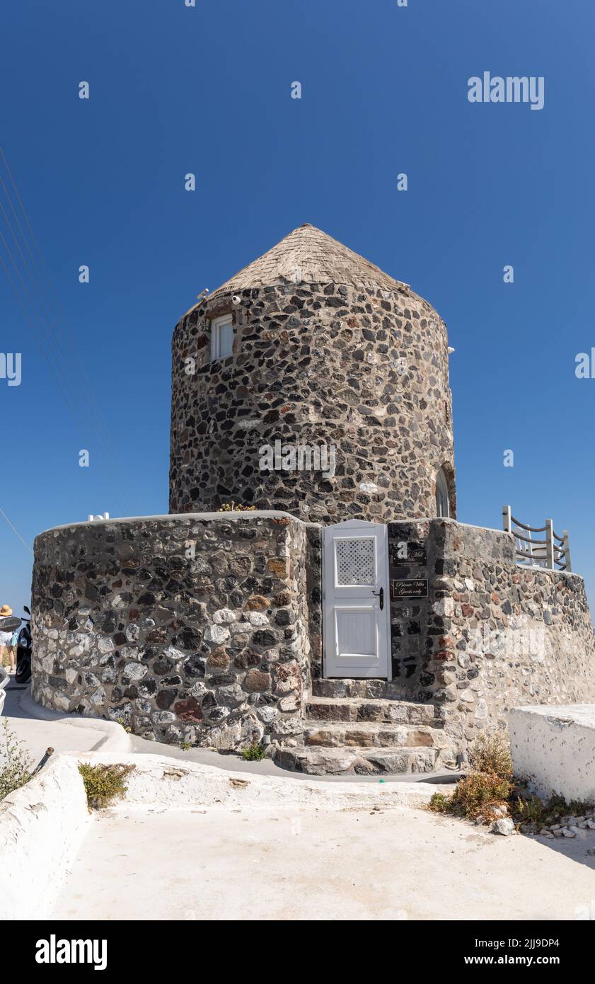 Luxusunterkunft in der historischen traditionellen Windmill Edge Villa, Imerovigli, Santorini, Kykladen Inseln, Griechenland, Europa Stockfoto