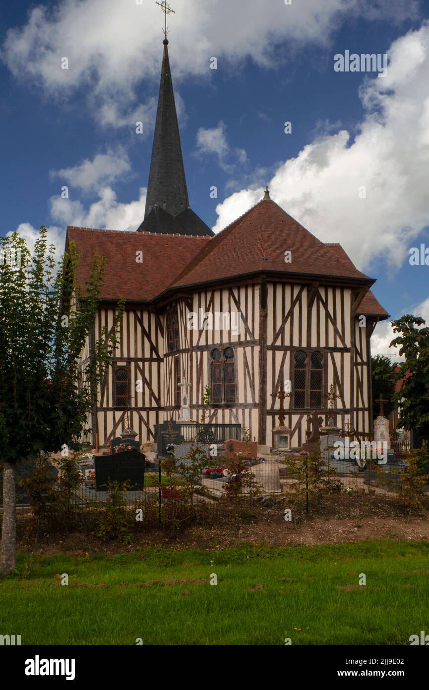 Die église Saint-Nicolas, die restaurierte Pfarrkirche von 1500s und 1600er in Outines, im Gebiet Pays du der Marne in Grand Est, Frankreich, ist die größte und monumentalste aller historischen Fachwerkkirchen oder -Rahmen in der Champagne-Region. Mit massiven Eichensäulen und Balken, die das neu geflieste rote Dach stützen, und Holzschindeln, die den schlanken Turm umhüllen. Stockfoto