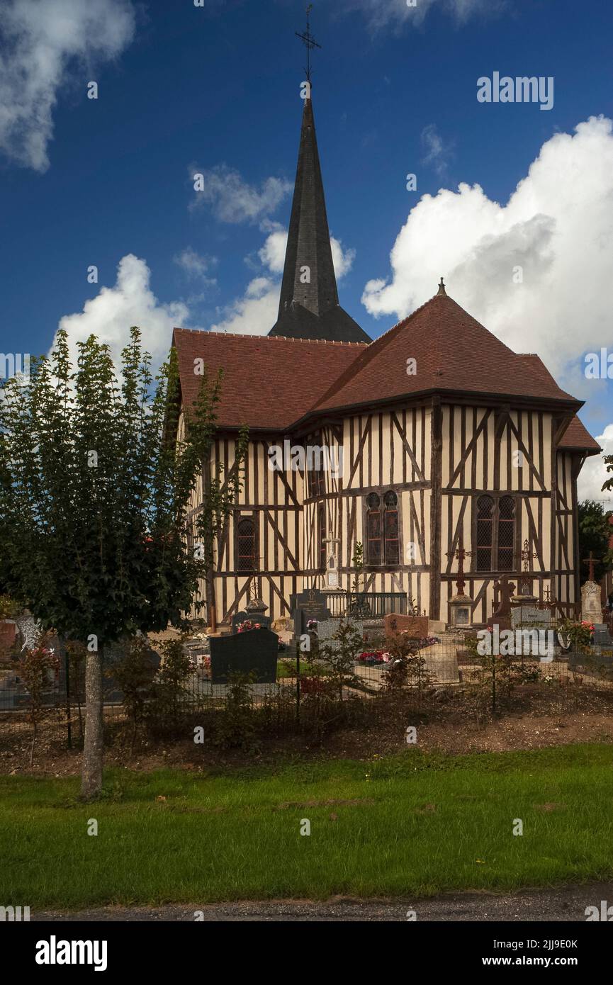 Die église Saint-Nicolas, die restaurierte Dorfkirche in Outines aus den Jahren 1500s und 1600er im Gebiet Pays du der Marne in Grand Est, Frankreich, ist die größte und monumentalste aller historischen Fachwerkkirchen oder -Rahmen in der Champagne-Region. Mit massiven Eichensäulen und Balken, die das neu geflieste rote Dach stützen, und Holzschindeln, die den schlanken Turm umhüllen. Stockfoto