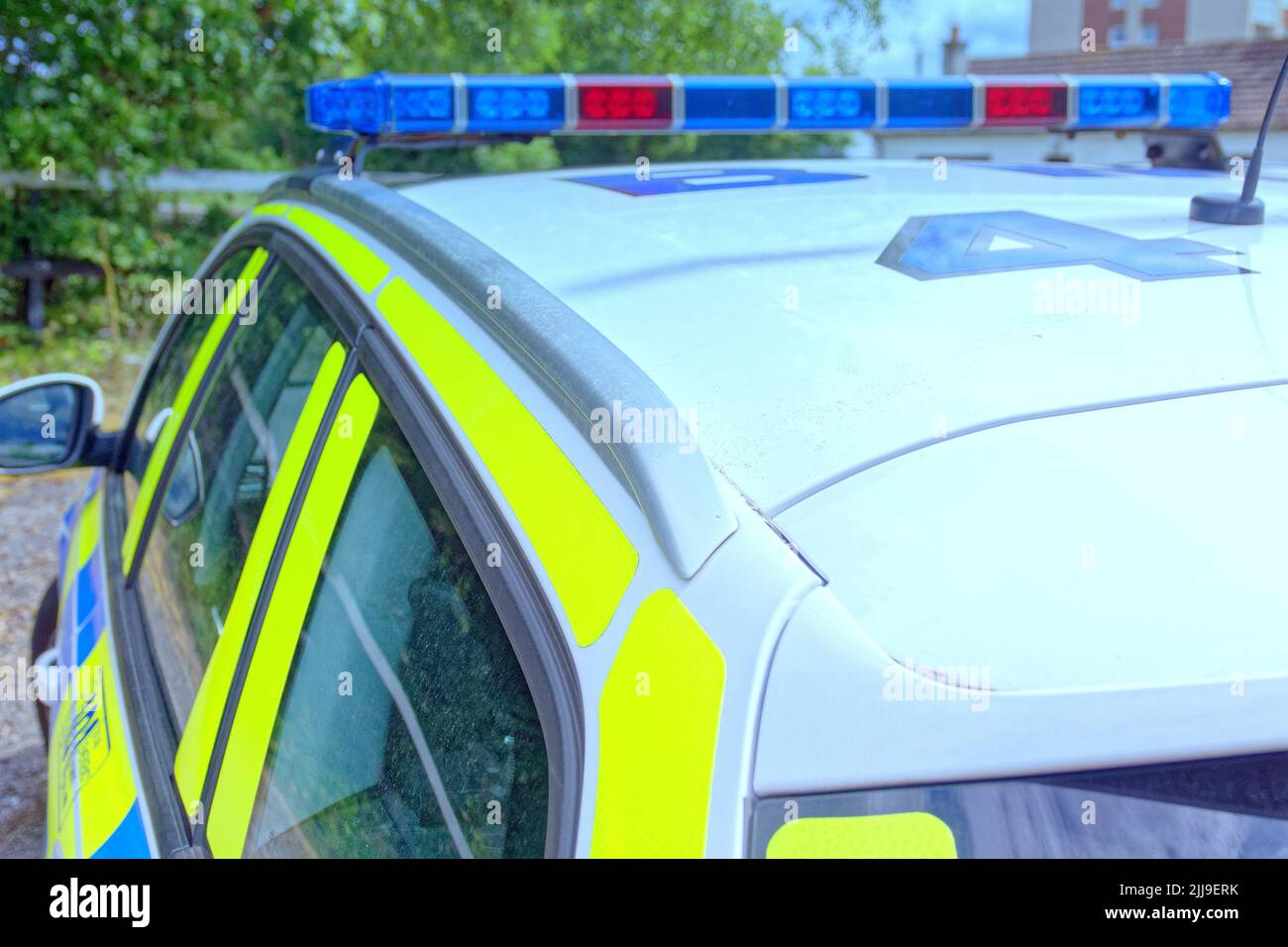 Glasgow, Schottland, britischer Polizeiwagen und Polizist auf dem Forth und clyde Kanal, während sie den Treidelpfad patrouillieren Stockfoto