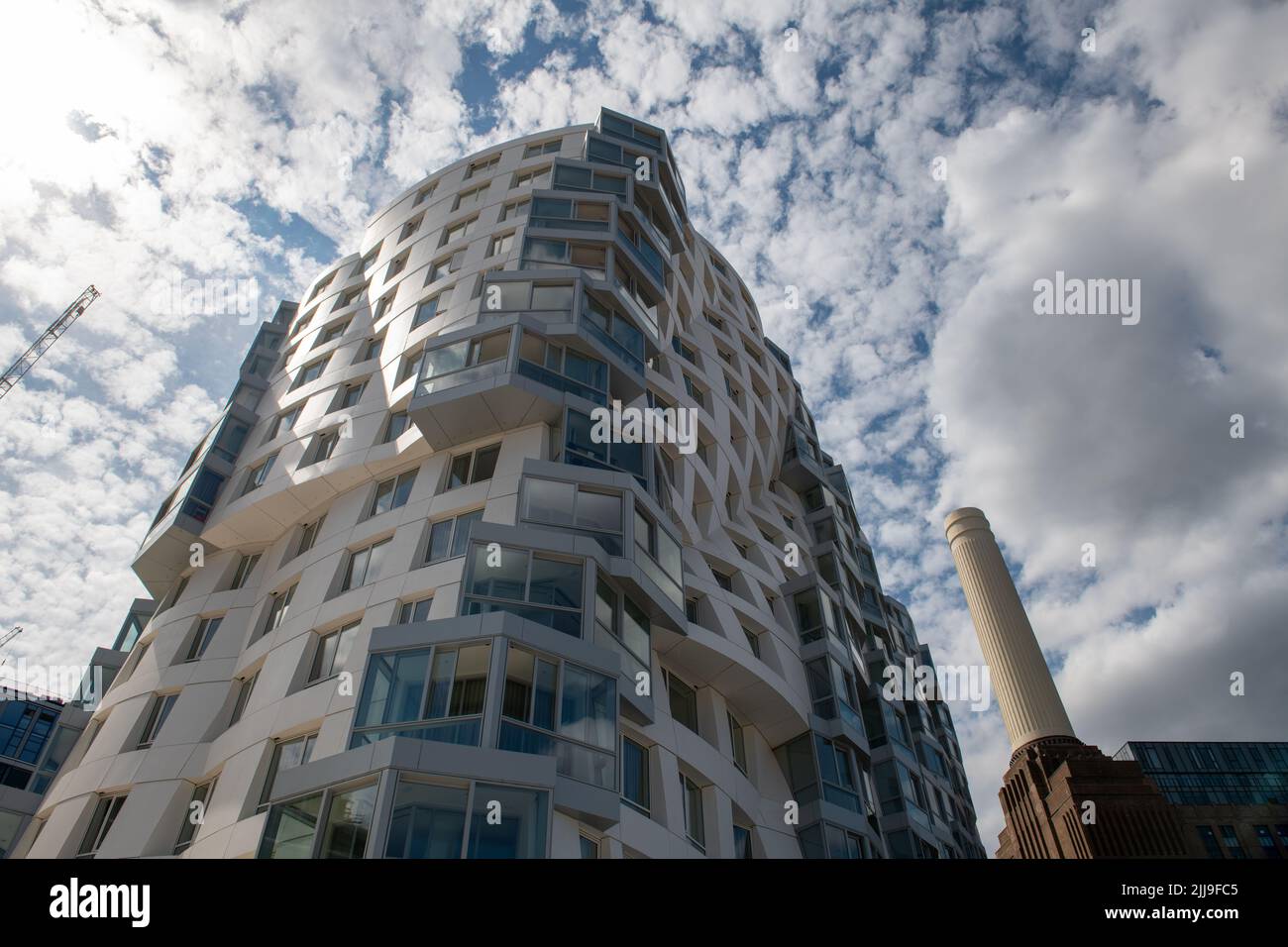 Prospect Place luxuriöse Wohnapartments, entworfen von den renommierten Architekten Gehry Partners, Battersea Power Station Development, London, England, Großbritannien Stockfoto