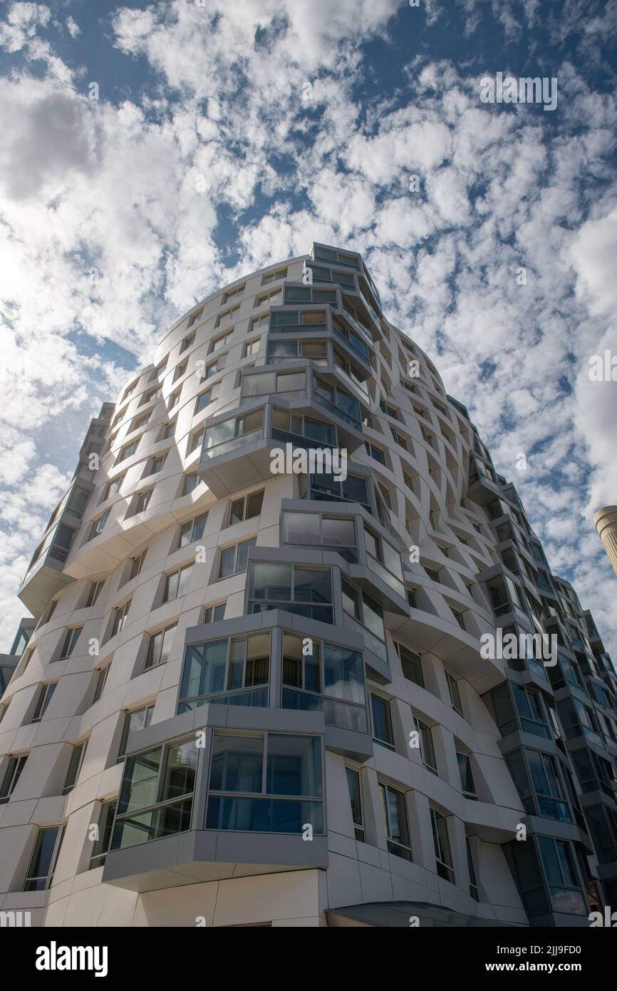 Prospect Place luxuriöse Wohnapartments, entworfen von den renommierten Architekten Gehry Partners, Battersea Power Station Development, London, England, Großbritannien Stockfoto