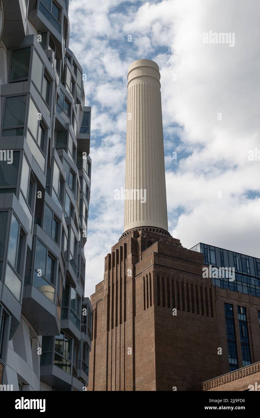 Battersea Kraftwerk, mit Prospect Place auf der linken Seite - Alt gegen Neu Stockfoto