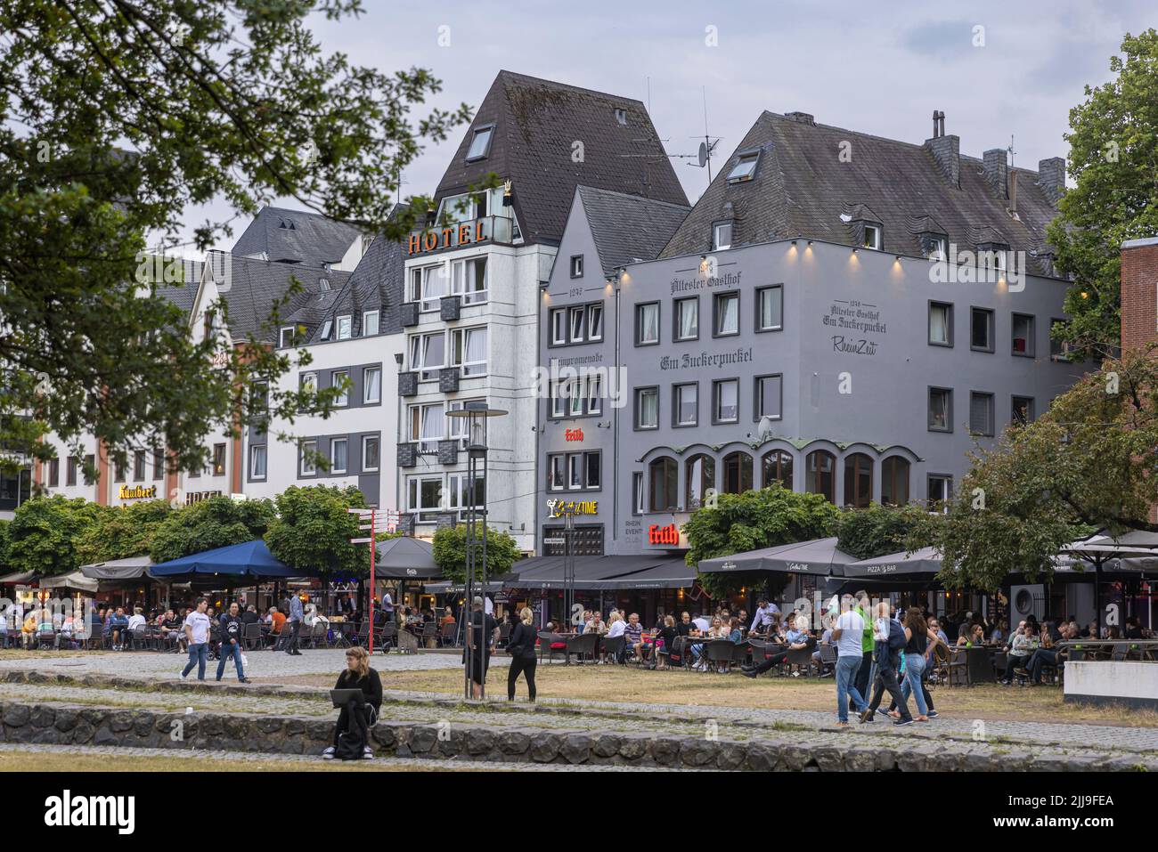 Touristen, die an einem Sommertag auf den Straßen der Kölner Altstadt spazieren Stockfoto