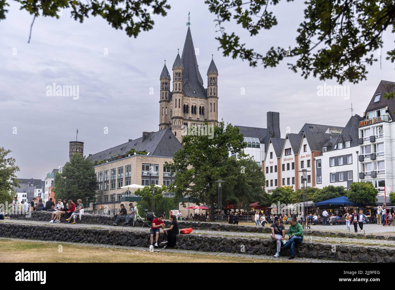 Touristen, die an einem Sommertag auf den Straßen der Kölner Altstadt spazieren Stockfoto