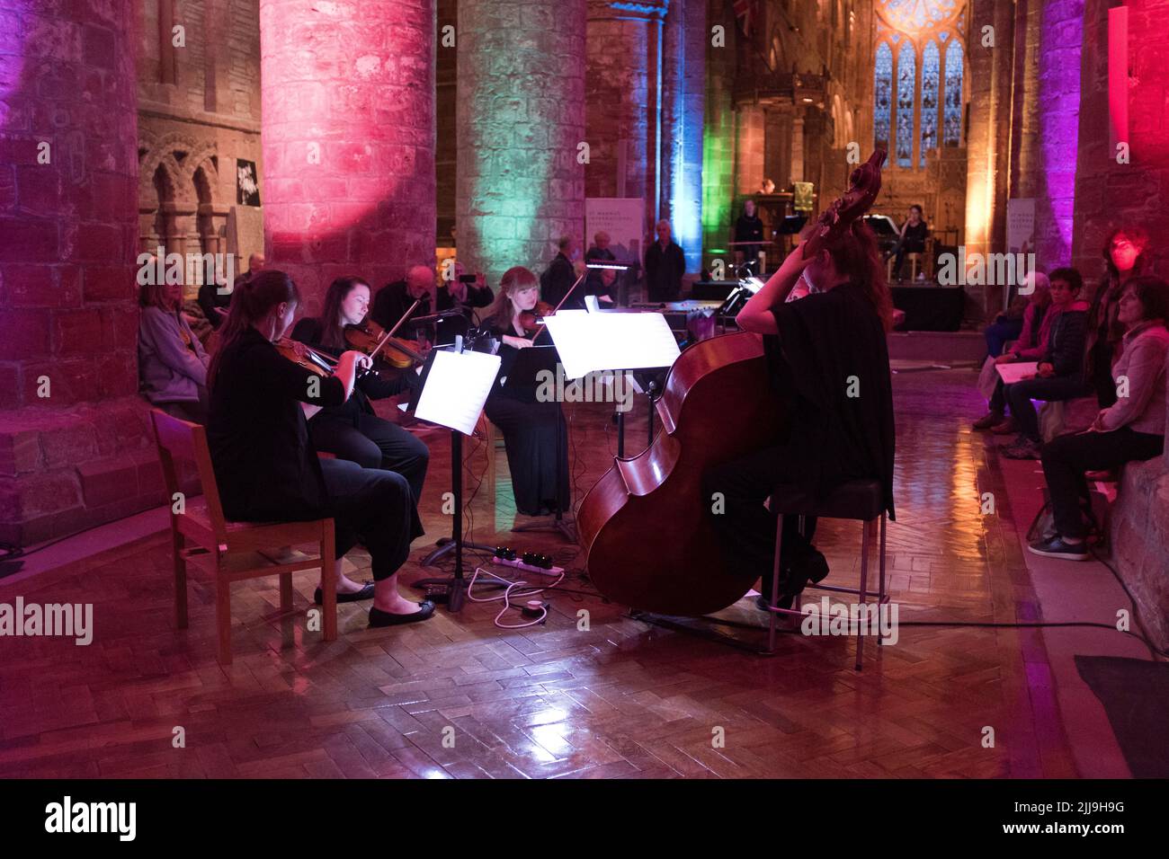 dh St Magnus Festival KIRKWALL ORKNEY Violinen und Bass-Streicher im Inneren der Kathedrale Publikum ein Streichquartett auftreten Stockfoto