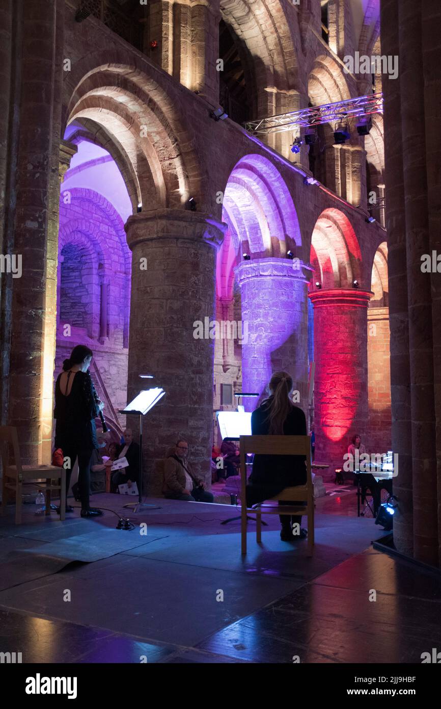 dh St Magnus Festival KIRKWALL ORKNEY Auftritt in der Kathedrale Innenkonzert Publikum schottland Musikfestivals Stockfoto
