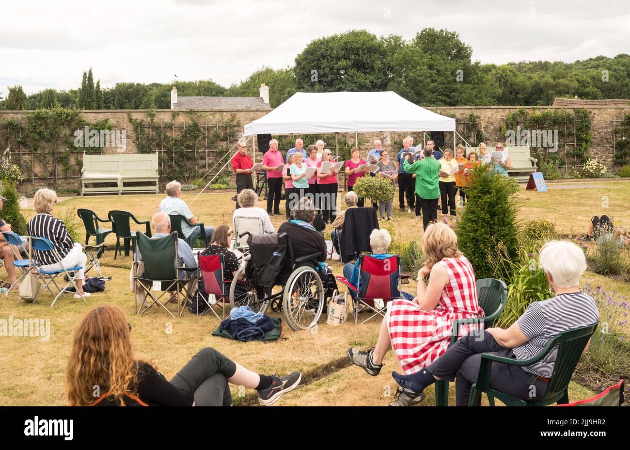 Durham City UK 24-7-2022 Musik in den Gärten eine Spendenveranstaltung, die von den Friends of Old Durham Gardens organisiert wird. Der Gemeindechor, Durham Scratch Choir, tritt auf. Stockfoto