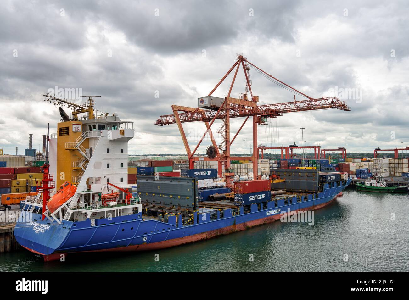 Dublin, Irland - 7. Juli 2022: Ein Containerschiff wird im Hafen von Dublin entladen Stockfoto