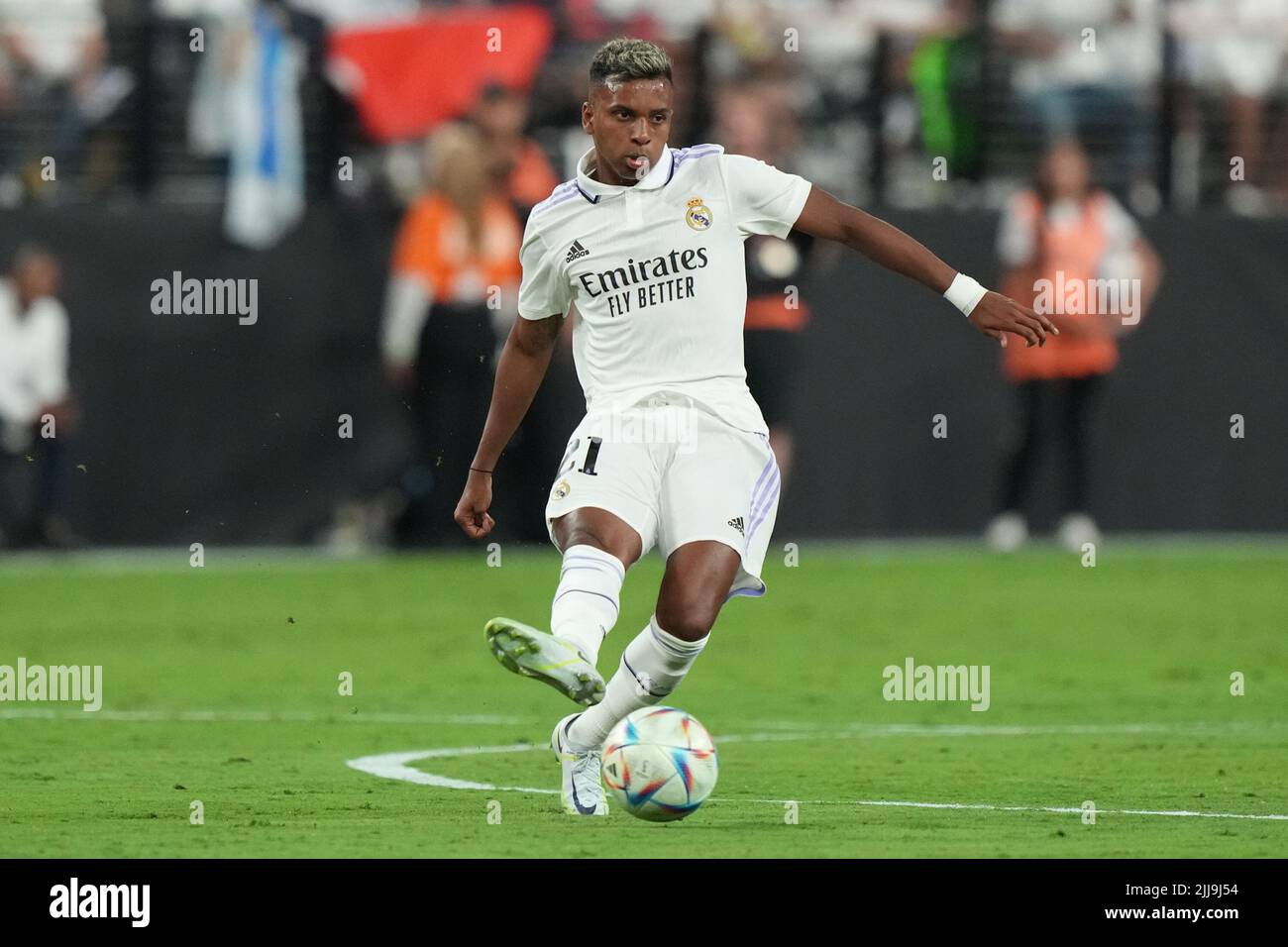 LAS VEGAS, NV - 23. JULI: Rodrygo von Real Madrid treibt den Ball während des Fußballturniers zwischen Real Madrid und F.C Barcelona am 23. Juli 2022 in Las Vegas, NV, USA. (Foto von Louis Grasse/PxImages) Stockfoto