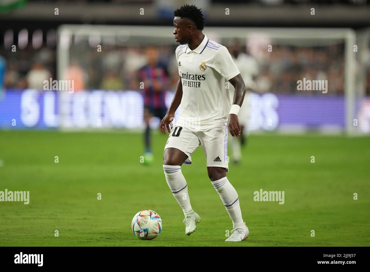 LAS VEGAS, NV - 23. JULI: Vinicius Jr von Real Madrid treibt den Ball während des Fußballturniers zwischen Real Madrid und F.C Barcelona am 23. Juli 2022 in Las Vegas, NV, USA. (Foto von Louis Grasse/PxImages) Stockfoto