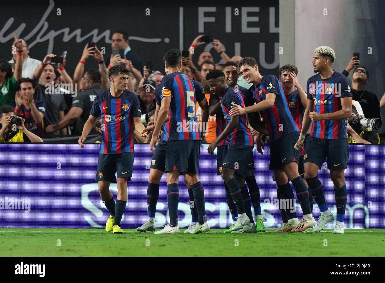 LAS VEGAS, NV - 23. JULI: Raphinha von F.C Barcelona und seine Teamkollegen feiern, nachdem sie am 23. Juli 2022 in Las Vegas, NV, in Las Vegas, USA, ein Tor beim Fußballturnierspiel zwischen Real Madrid und F.C Barcelona erzielt haben. (Foto von Louis Grasse/PxImages) Stockfoto