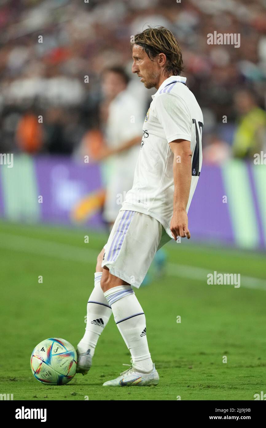 LAS VEGAS, NV - 23. JULI: Luka Modrić von Real Madrid spielt den Ball während der Fußball-Champions-Tour zwischen Real Madrid und F.C Barcelona in Las Vegas, NV am 23. Juli 2022 in Las Vegas, USA. (Foto von Louis Grasse/PxImages) Stockfoto