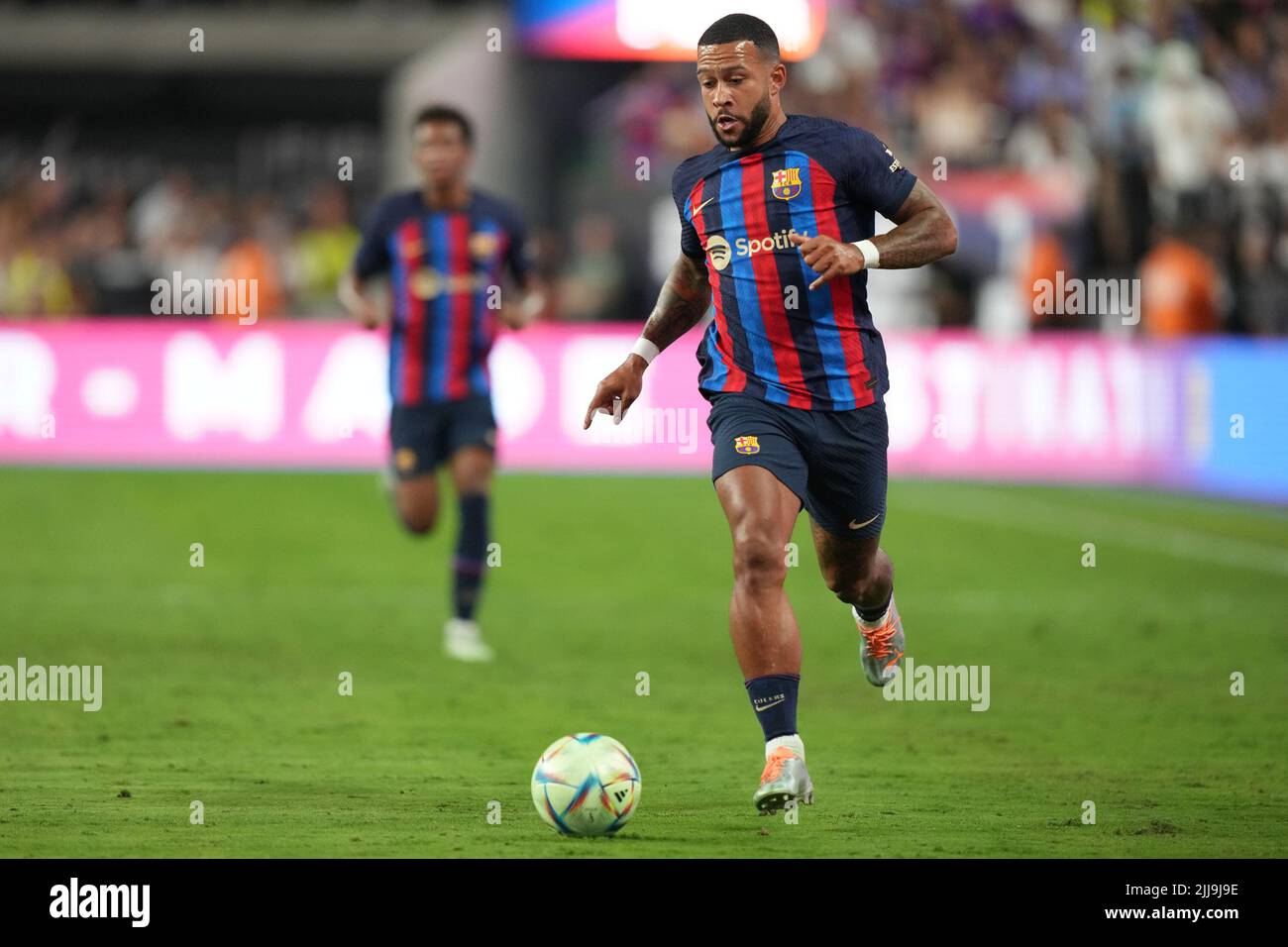 LAS VEGAS, NV - 23. JULI: Memphis Depay von F.C Barcelona fährt den Ball während der Soccer Champions Tour zwischen Real Madrid und F.C Barcelona in Las Vegas, NV am 23. Juli 2022 in Las Vegas, USA. (Foto von Louis Grasse/PxImages) Stockfoto