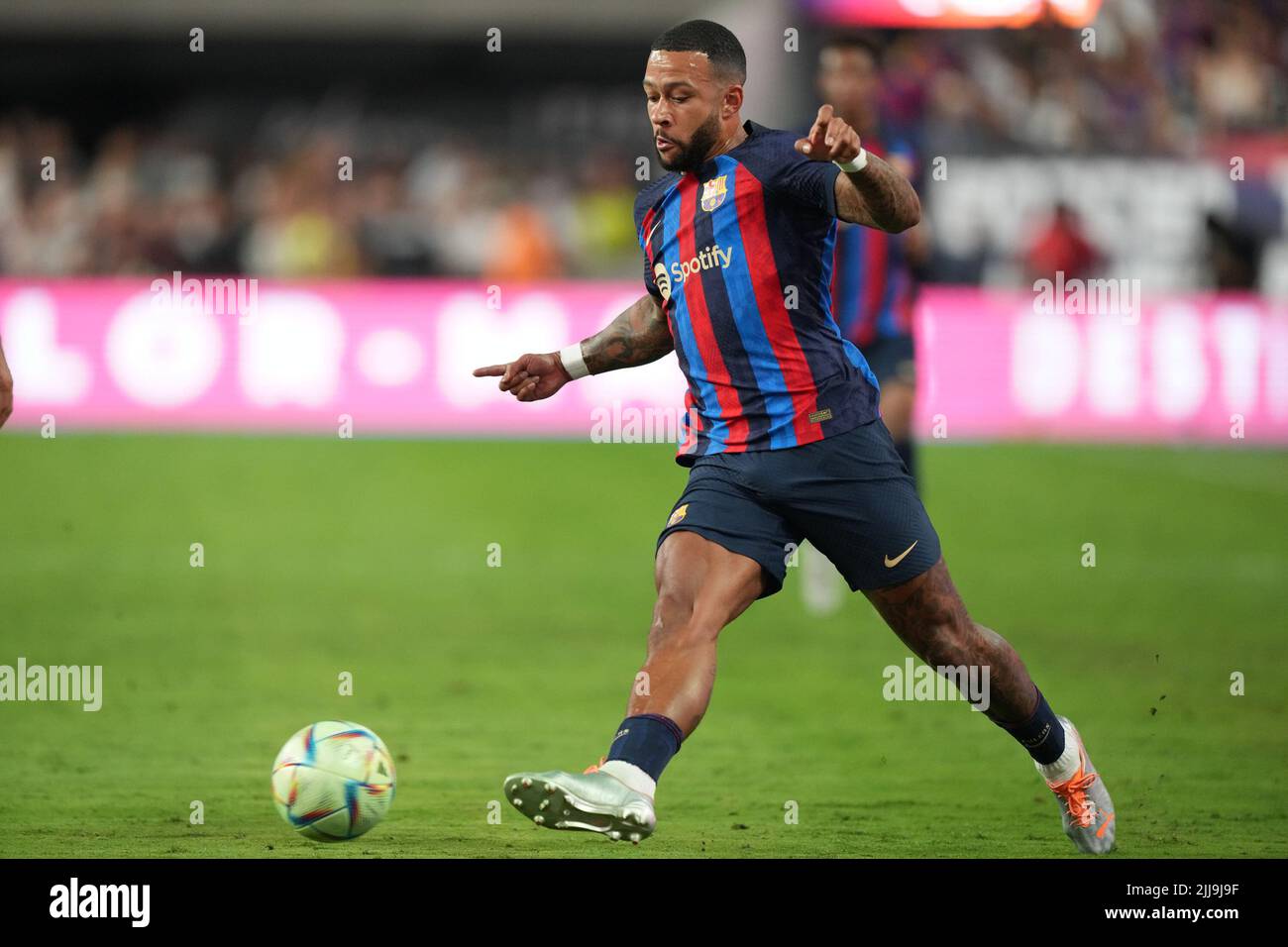 LAS VEGAS, NV - 23. JULI: Memphis Depay von F.C Barcelona fährt den Ball während der Soccer Champions Tour zwischen Real Madrid und F.C Barcelona in Las Vegas, NV am 23. Juli 2022 in Las Vegas, USA. (Foto von Louis Grasse/PxImages) Stockfoto