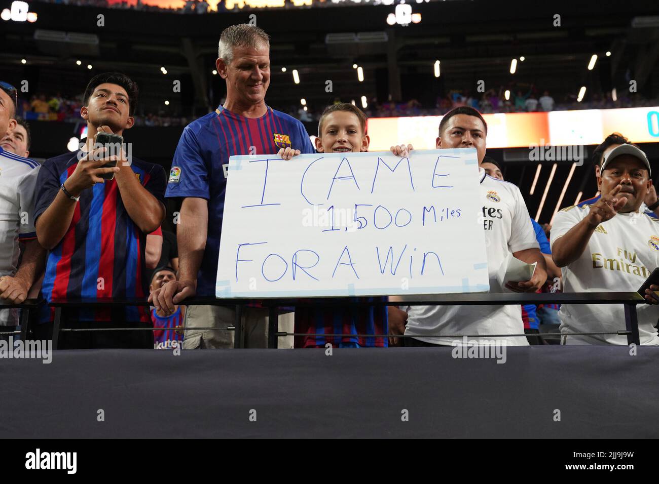 LAS VEGAS, NV - 23. JULI: Unterstützer von F.C Barcelona mit einem Banner während des Spiels der Soccer Champions Tour zwischen Real Madrid und F.C Barcelona in Las Vegas, NV am 23. Juli 2022 in Las Vegas, USA. (Foto von Louis Grasse/PxImages) Stockfoto