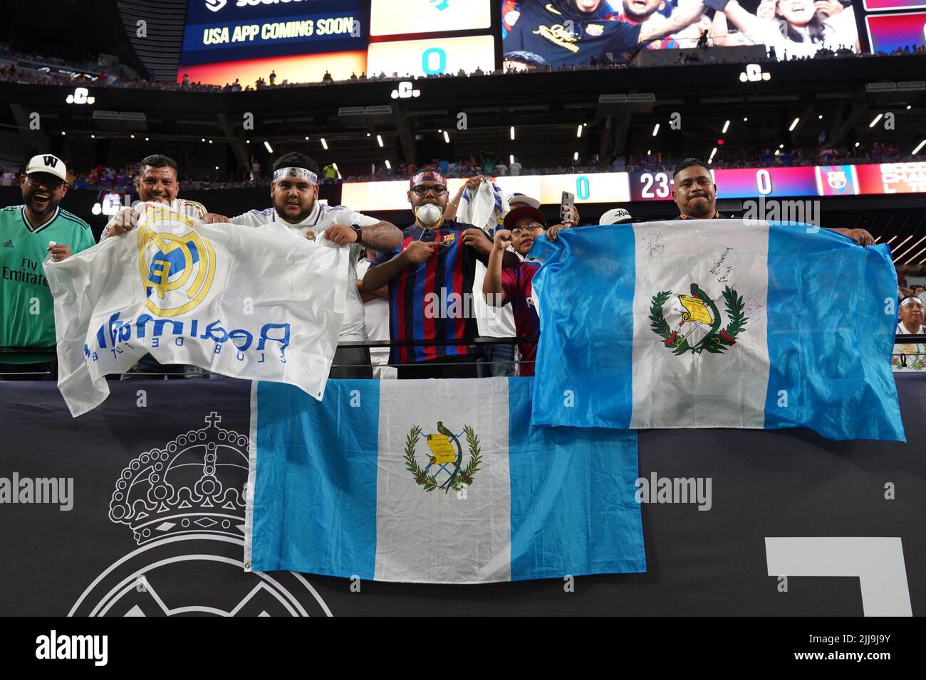 LAS VEGAS, NV - 23. JULI: Anhänger von Real Madrid mit Flaggen während des Fußballs Champions Tour Spiels zwischen Real Madrid und F.C Barcelona in Las Vegas, NV am 23. Juli 2022 in Las Vegas, USA. (Foto von Louis Grasse/PxImages) Stockfoto