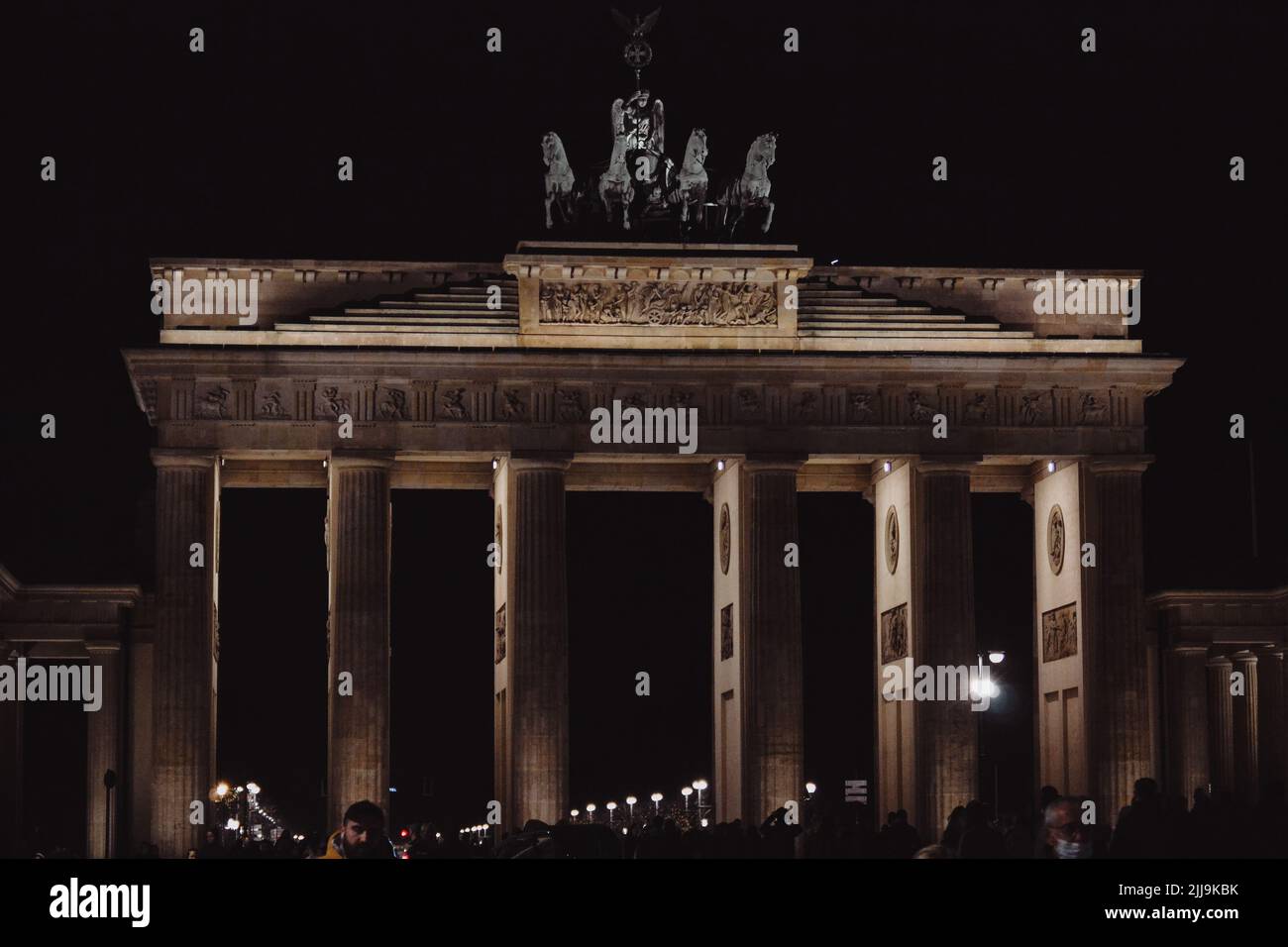 Ein schöner Blick auf das Brandenburger Tor in Berlin in der späten Nacht Stockfoto