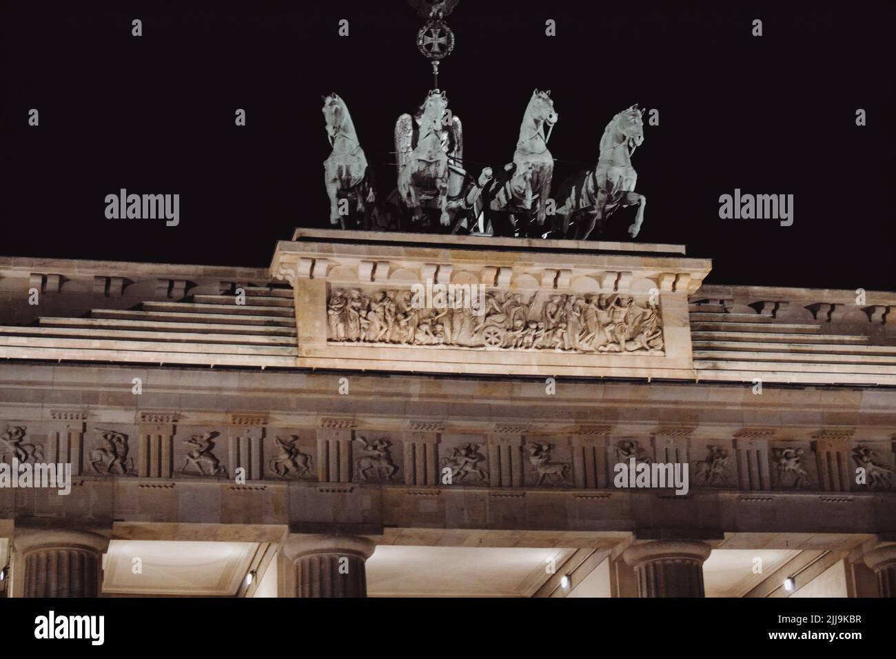 Ein schöner Blick auf das Brandenburger Tor in Berlin in der späten Nacht Stockfoto