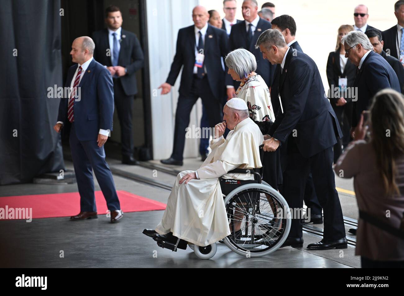 Edmonton, Kanada. 24.. Juli 2022. Papst Franziskus empfing sie in einem Hangar auf dem Flughafen Edmonton. Der Leiter der katholischen Kirche reiste am Sonntag zu einer sechstägigen Reise nach Kanada. Quelle: Johannes Neudecker/dpa/Alamy Live News Stockfoto