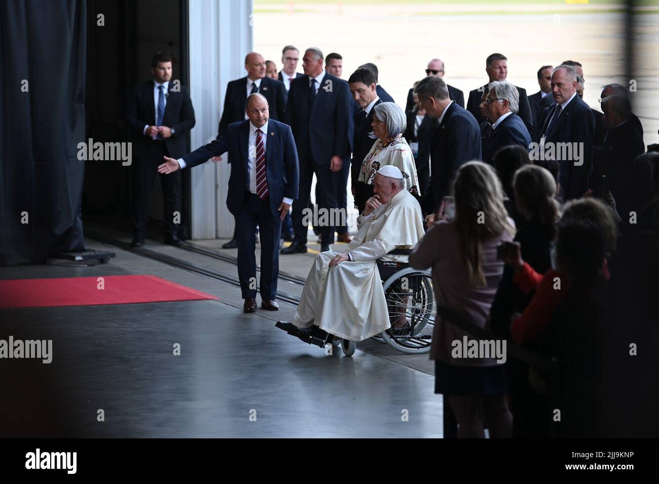 Edmonton, Kanada. 24.. Juli 2022. Papst Franziskus empfing sie in einem Hangar auf dem Flughafen Edmonton. Der Leiter der katholischen Kirche reiste am Sonntag zu einer sechstägigen Reise nach Kanada. Quelle: Johannes Neudecker/dpa/Alamy Live News Stockfoto
