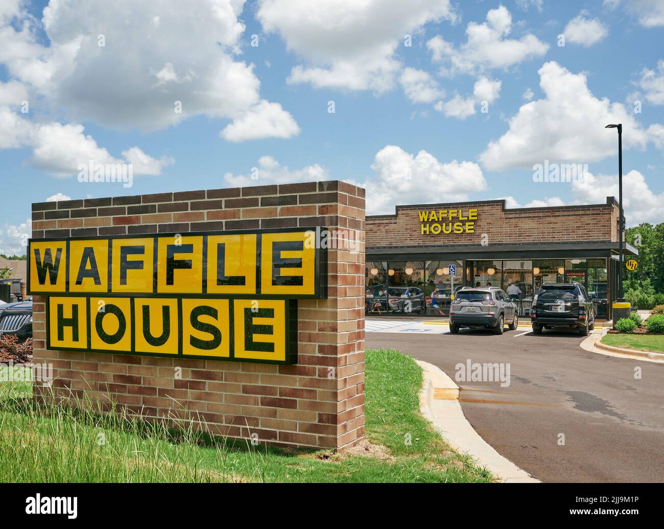 Waffle House, ein kleines Familienfrühstücksrestaurant am Außeneingang in Pike Road Alabama, USA. Stockfoto