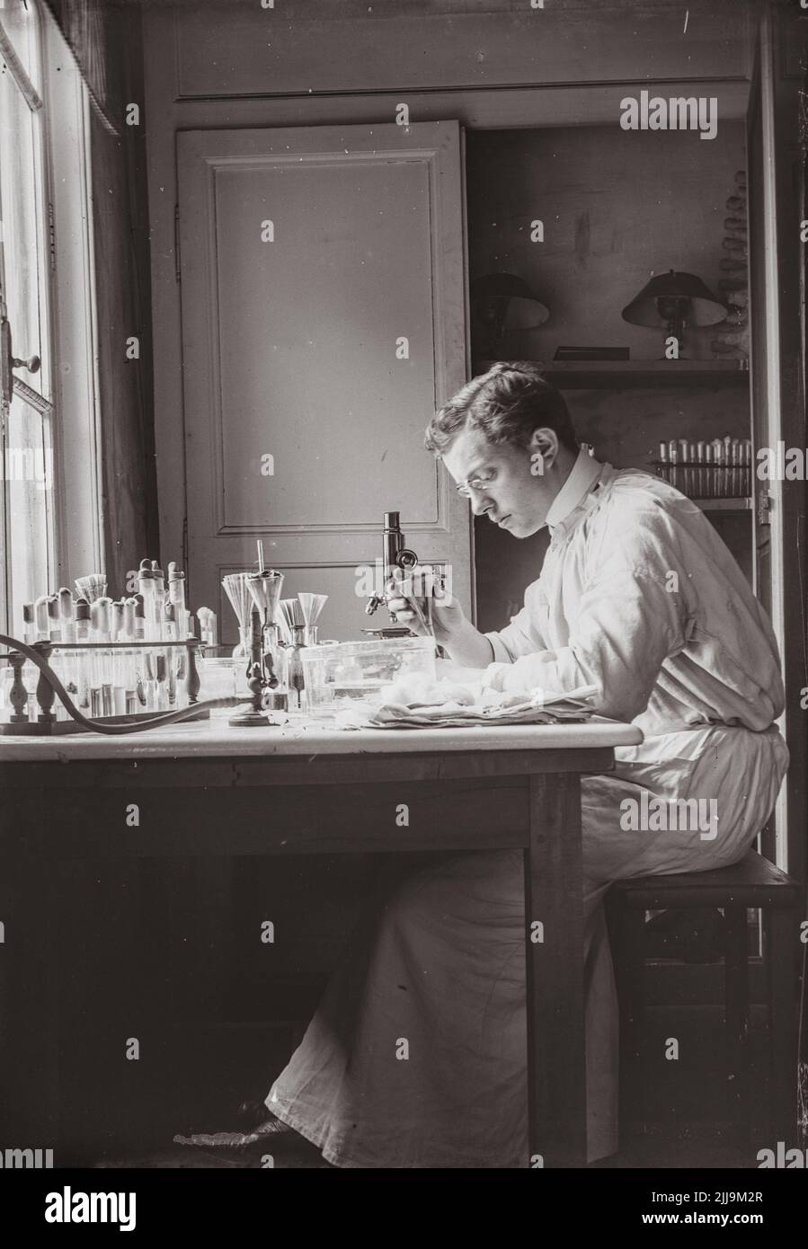 Arzt bei der Arbeit, Klinik Saint Antoine (Bois Guillaume, Frankreich), Anfang 1900s - médecin effectuant des analyses début des années 1900 Stockfoto