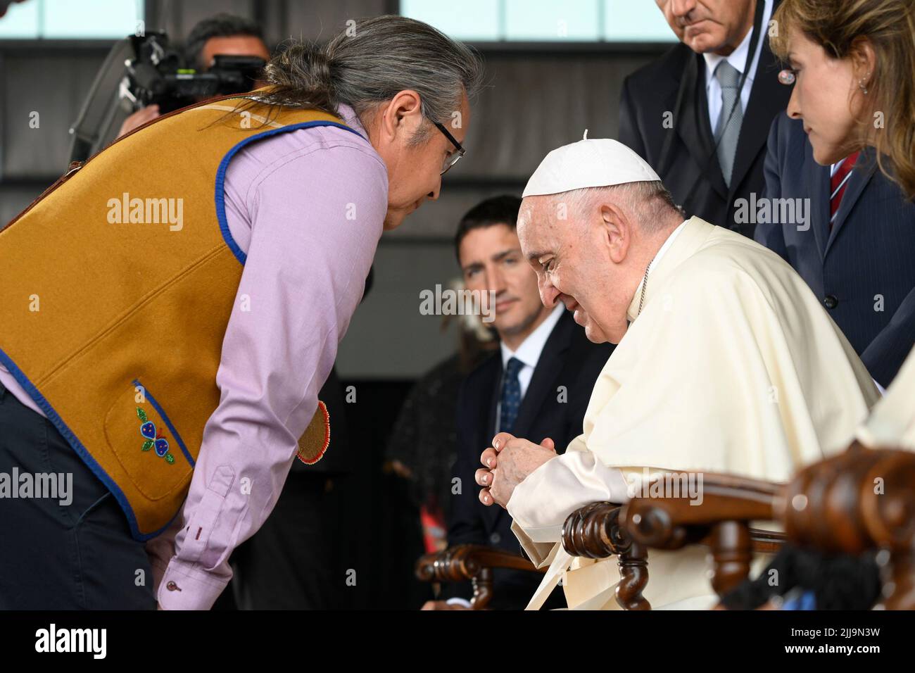 Vatikan, Vatikan. 24.. Juli 2022. Kanada, Alberta, 2022/07/24 Papst Franziskus trifft Mitglieder eines indigenen Stammes während seiner Begrüßungszeremonie auf dem Edmonton International Airport in Alberta, Westkanadas Foto von Vatican Mediia/Catholic Press Photo. BESCHRÄNKT AUF REDAKTIONELLE VERWENDUNG - KEIN MARKETING - KEINE WERBEKAMPAGNEN. Kredit: Unabhängige Fotoagentur/Alamy Live Nachrichten Stockfoto