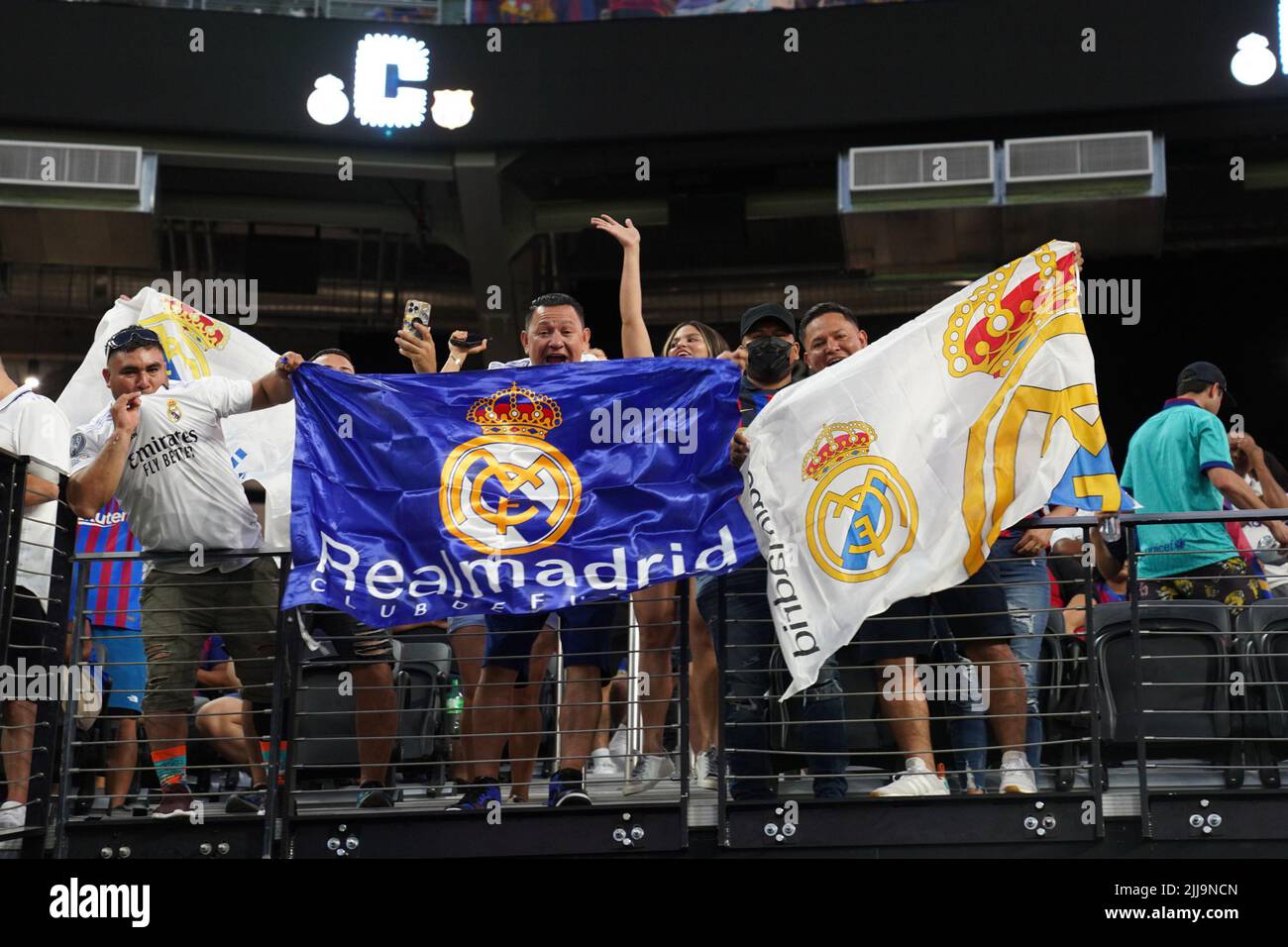 23. Juli 2022, Las Vegas, Las Vegas, NV, USA: LAS VEGAS, NV - 23. JULI: Anhänger von Real Madrid mit Flaggen während des Fußballs Champions Tour-Spiels zwischen Real Madrid und F.C Barcelona in Las Vegas, NV am 23. Juli 2022 in Las Vegas, USA. (Bild: © Louis Grasse/PX Imagens via ZUMA Press Wire) Stockfoto