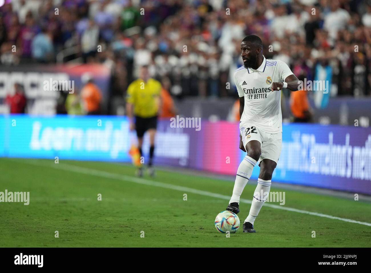 23. Juli 2022, Las Vegas, Las Vegas, NV, USA: LAS VEGAS, NV - 23. JULI: Antonio RÃ¼diger von Real Madrid treibt den Ball während des Fußballturnee-Spiels zwischen Real Madrid und F.C Barcelona am 23. Juli 2022 in Las Vegas, NV, USA. (Bild: © Louis Grasse/PX Imagens via ZUMA Press Wire) Stockfoto