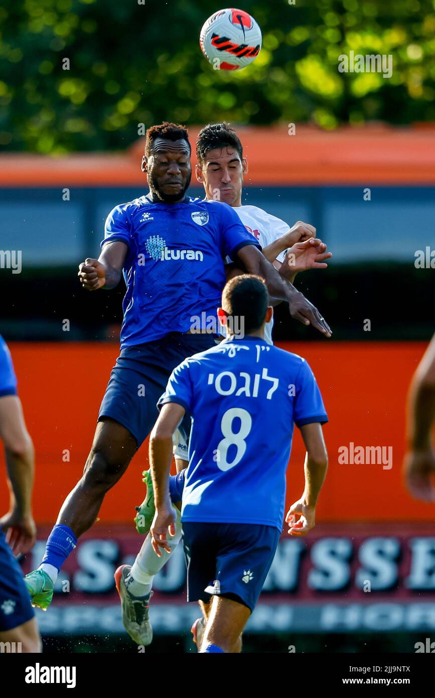 HORST, NIEDERLANDE - 24. JULI: Während des Vorsaison-Freundschaftsspiel zwischen dem Atromitos FC und Kiryat Shmona im Sportpark Ter Horst am 24. Juli 2022 in Horst, Niederlande (Foto: Broer van den Boom/Orange Picts) Stockfoto