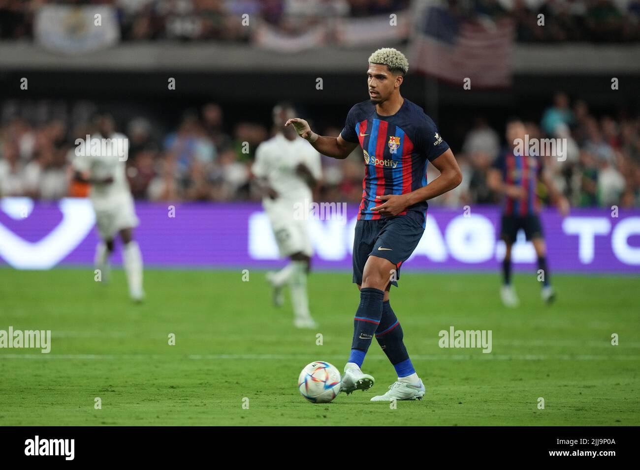 23. Juli 2022, Las Vegas, Las Vegas, NV, USA: LAS VEGAS, NV - 23. JULI: Ronald AraÃºjo von F.C Barcelona fährt den Ball während des Spiels der Soccer Champions Tour zwischen Real Madrid und F.C Barcelona am 23. Juli 2022 in Las Vegas, NV. (Bild: © Louis Grasse/PX Imagens via ZUMA Press Wire) Stockfoto
