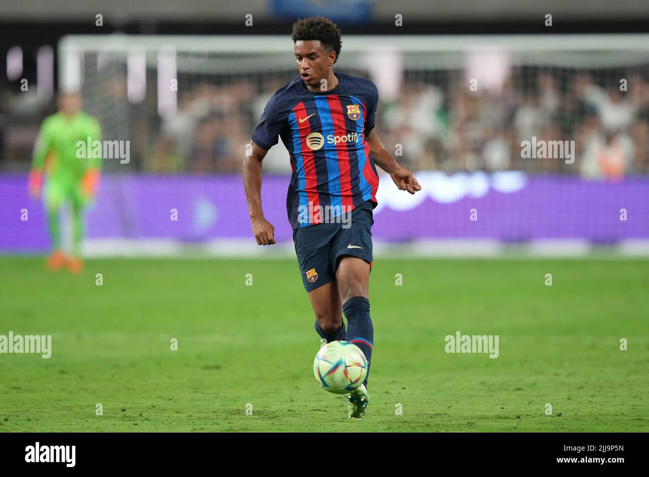 23. Juli 2022, Las Vegas, Las Vegas, NV, USA: LAS VEGAS, NV - 23. JULI: Alejandro Balde von F.C Barcelona fährt den Ball während der Soccer Champions Tour zwischen Real Madrid und F.C Barcelona am 23. Juli 2022 in Las Vegas, NV, USA. (Bild: © Louis Grasse/PX Imagens via ZUMA Press Wire) Stockfoto