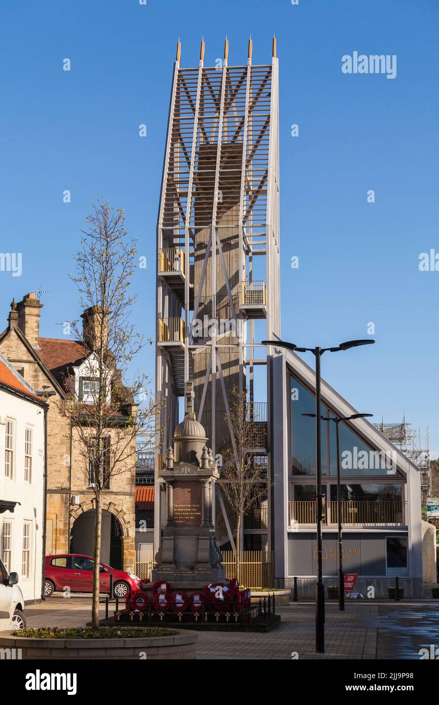 Der Auckland Tower und das Kriegsdenkmal in Bishop Auckland, England, Großbritannien. Stockfoto