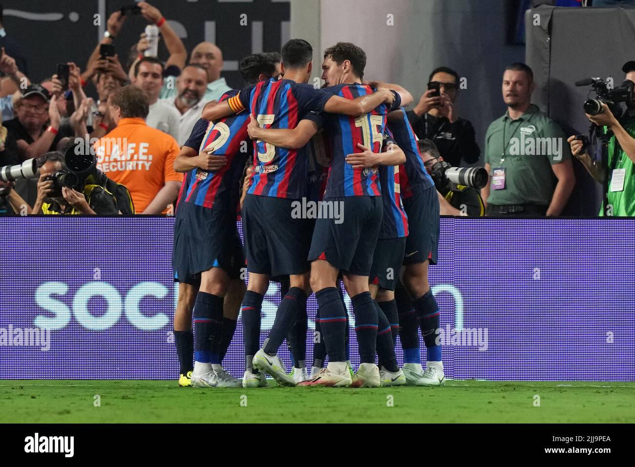 23. Juli 2022, Las Vegas, Las Vegas, NV, USA: LAS VEGAS, NV - 23. JULI: Raphinha von F.C Barcelona und seine Teamkollegen feiern, nachdem sie am 23. Juli 2022 in Las Vegas, NV, ein Tor bei der Soccer Champions Tour zwischen Real Madrid und F.C Barcelona erzielt haben. (Bild: © Louis Grasse/PX Imagens via ZUMA Press Wire) Stockfoto