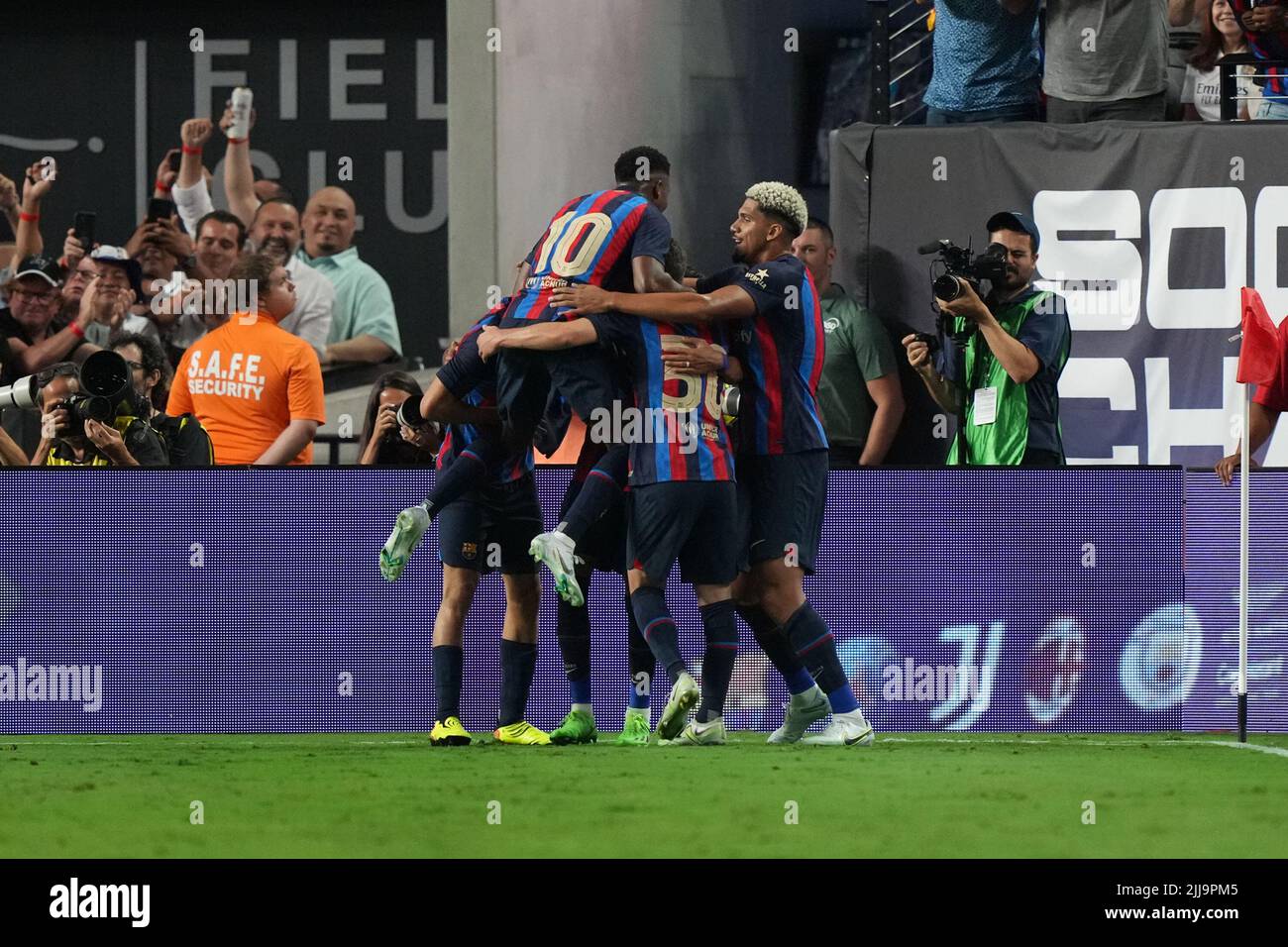 23. Juli 2022, Las Vegas, Las Vegas, NV, USA: LAS VEGAS, NV - 23. JULI: Raphinha von F.C Barcelona und seine Teamkollegen feiern, nachdem sie am 23. Juli 2022 in Las Vegas, NV, ein Tor bei der Soccer Champions Tour zwischen Real Madrid und F.C Barcelona erzielt haben. (Bild: © Louis Grasse/PX Imagens via ZUMA Press Wire) Stockfoto