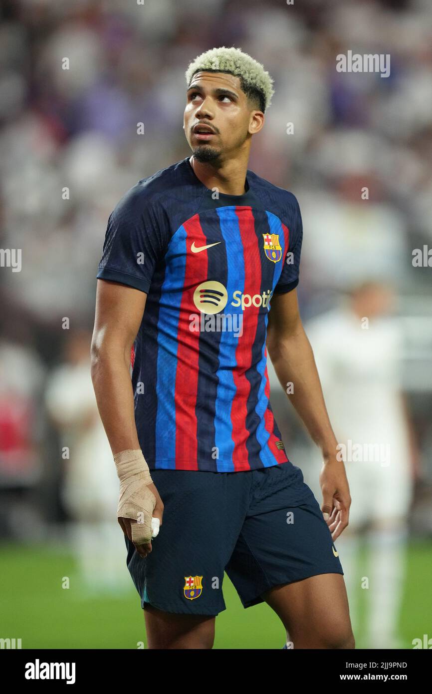 23. Juli 2022, Las Vegas, Las Vegas, NV, USA: LAS VEGAS, NV - 23. JULI: Ronald AraÃºjo von F.C Barcelona während des Fußballweltmeisterturspiels zwischen Real Madrid und F.C Barcelona in Las Vegas, NV am 23. Juli 2022 in Las Vegas, USA. (Bild: © Louis Grasse/PX Imagens via ZUMA Press Wire) Stockfoto