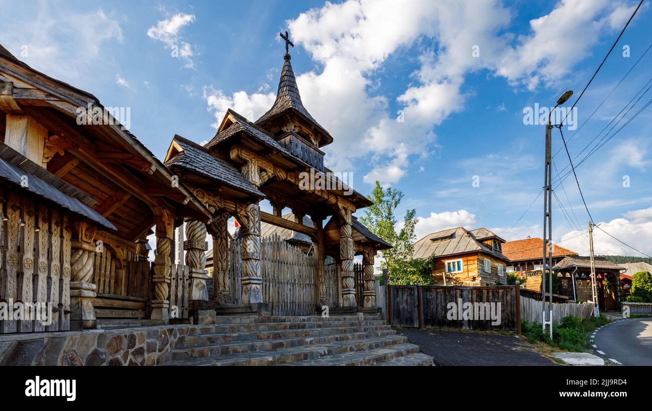 Traditionelle Türen und Tor von alten Bauernhäusern in Maramures Rumänien Stockfoto